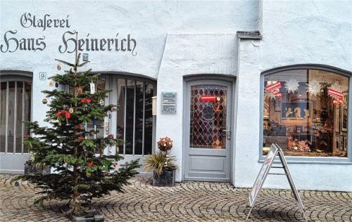 Noch brennt Licht im Geschäft der Glaserei Heinerich in der Salzsenderzeile in Wasserburg.
