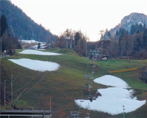 Nur noch ein paar Schneefelder erinnern am Hocheck in Oberaudorf an den Wintereinbruch Ende November. Foto Schmidt