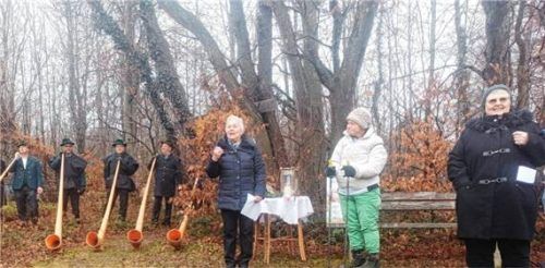 Organisatorin Waltraud Gries (links) eröffnet den Kripperlweg in Übersee. Dabei sind Ortsheimatpflegerin Annemarie Kneissl-Metz (rechts) und die Feldwieser Alphornbläser. Foto  Giesen