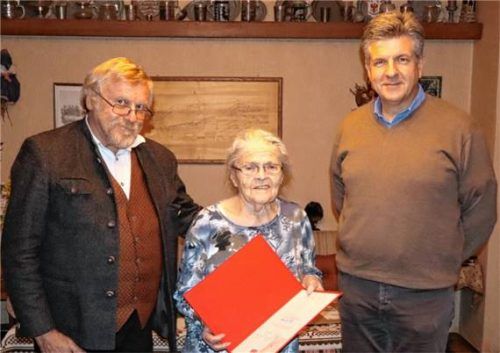 Ortsvorsitzender Peter Strim (links) und sein Stellvertreter Konrad Schwaiger gratulieren Anneliese Botz für 60 Jahre Mitgliedschaft im SPD-Ortsverein Au-Bad Feilnbach. Foto RE