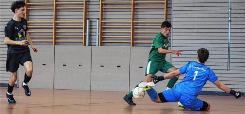 Packende Torszene aus dem B-Junioren-Duell zwischen der JFG Mangfalltal (in Grün) und der SG Chiemgau West.Foto Christian Mühlhofer