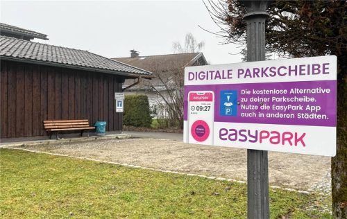 Parkscheibe vergessen? Kein Problem. An der Hartseehalle in Eggstätt geht das digital mit „EasyPark“. Damit ist aber bald Schluss. Foto hin