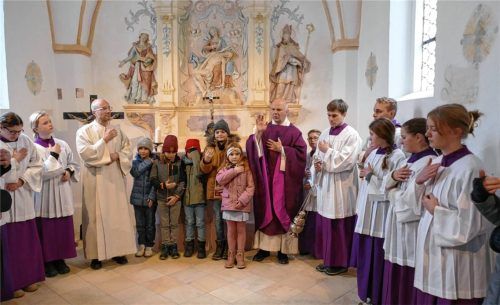 Pater Walter Kirchmann gab nun nach abgeschlossener Renovierung der Friedhofskapelle den kirchlichen Segen. Fotos Bachmaier