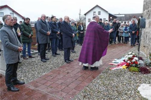 Pater Walter Kirchmann segnete die Gedenkstätte, links daneben Generalkonsul Rafal Wolski.Foto Bachmaier