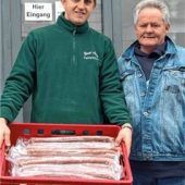 Fahrenschon spendet Feuerwurst an Tafel