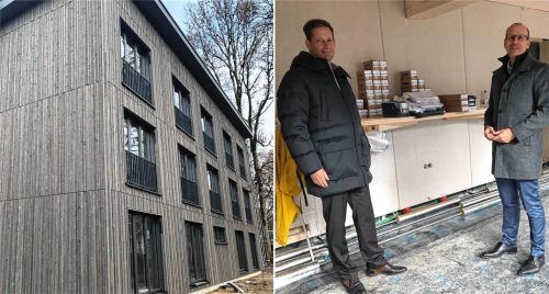 Personalleiter Jean-Pierre Fischer (links) und Geschäftsführer Dr. Karsten Jens Adamski besichtigen einen Gemeinschaftsraum auf dem Campus des kbo-Inn-Salzach-Klinikums. Links die Fassade eines der drei neuen Wohnheime. Foto Duczek