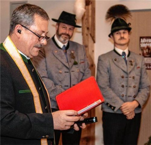 Pfarrer Augustin Buçaco segnete die Räume. Foto RE