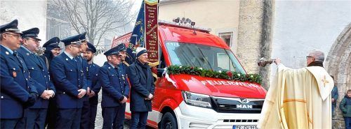 Pfarrer Mario Friedl und die Feuerwehrkameraden mit Bürgermeister Thomas Schmidinger bei der Segnung des neuen Feuerwehrautos.Foto Unterforsthuber