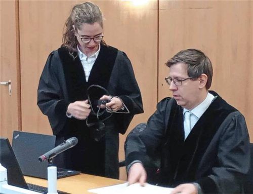 Pia Dirnberger und Christian Merkel von der Staatsanwaltschaft im Laufener Gericht. Noch immer gehen die Ankläger von einem Gewaltverbrechen aus. Foto xe