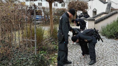 Polizeibeamte suchen die Burghausener Altstadt und das Salzachufer nach Spuren und Beweismitteln ab. Foto Haindl