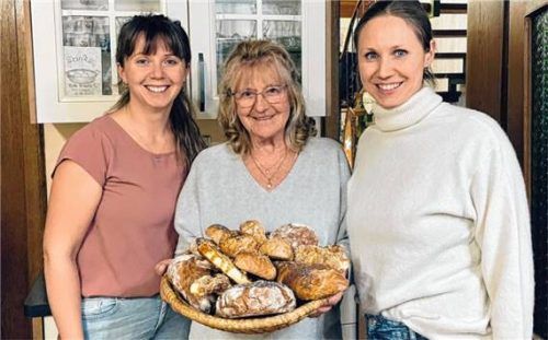 Präsentieren die Backwaren: (von links) Lisa Kaiser, Frieda Haindl und Bernadette Baur. Foto re