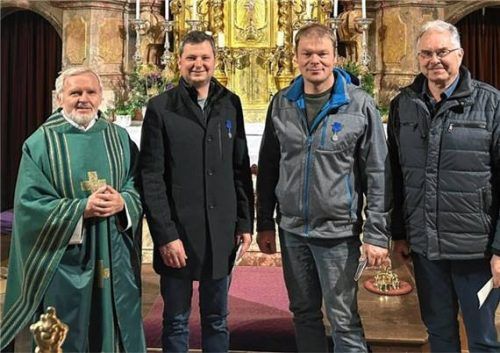 Präses Bruder Georg Greimel (links) und Josef Speckmeier (rechts) freuen sich Andreas Neuhofer und Thomas Entsfellner als neue Sodalen in die Gemeinschaft aufnehmen zu dürfen.Foto  Fuhrmann