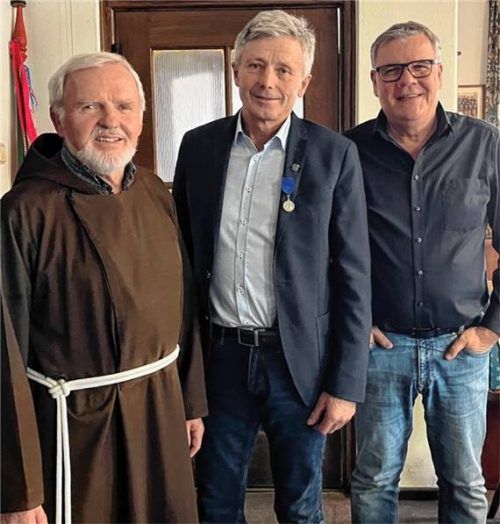 Präses Georg Greimel freut sich mit Obmann Robert Müller (rechts) über die Neuaufnahme von Andreas Maierhofer in den Kreis der Marianischen Männerkongregation. Foto  re