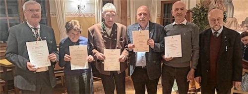 Präses Georg Neumaier (rechts) dankte den langjährigen Mitgliedern (von links) Bernhard und Resi Dietrich, Johannes Rott, Norbert Kotter und Franz Besel.Foto Astrid Kotter