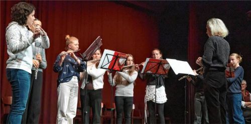 Priener Musikschüler bringen eine Stunde adventliche Entspannung auf die Bühne. Foto Berger