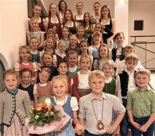 Prinz Johannes III., al pi de la dandelo Montana und Prinzessin Anna III., La chequita del sol de Pinswang (vorne, Mitte) mitsamt Hofstaat und Teeniegarde.Foto re