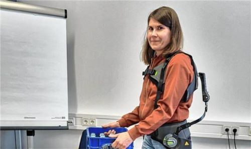 Professorin Hanna Brandt beschäftigt sich unter anderem mit Exoskeletten zur Prävention von Rückenproblemen. Foto Christina Koch