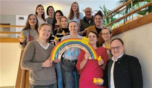 Profitieren vom „Kindersommer“: (hinten von links) Lara Vogl (Waldkindergarten), Susi Jüstel und Katrin Stadler (beide Prievena), Familienbeauftragte Gabi Schelhas, Sara Seehauser (Waldkindergarten), Peter Lochner, Nicole Auer (SkF), Hanne Geldreich (Franziska Hager), Anna Aleksina (Marquette), Sandra Bainsky (Franziska Hager) sowie Susanne Wappmannsberger (Kindergarten St. Irmengard), Sabine Schäfer (Waldorfkindergarten) und Bürgermeister Andreas Friedrich.Foto Wagner