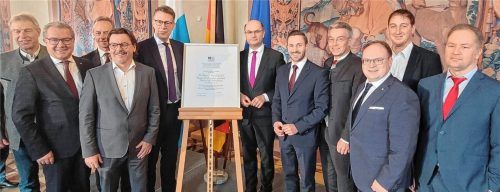 Prominenz aus der Region bei der Übergabe der Welterbe-Urkunde für die Märchenschlösser von Ludwig II. (von links): Gstadts Bürgermeister Bernhard Hainz, Klaus Stöttner, Präsident des Tourismusverbands Oberbayern und einer der Gründerväter der UNESCO-Idee, Breitbrunns Bürgermeister Anton Baumgartner, Inselbürgermeister Armin Krämmer, Bayerns Kunstminister Markus Blume, Bayerns Finanzminister Albert Füracker, der Rosenheimer Bundestagsabgeordnete Daniel Artmann, Landrat Otto Lederer, Priens Bürgermeister Andreas Friedrich, Übersees Bürgermeister Herbert Strauch sowie Tobi Huber vom Fachbereich Tourismus Prien. Foto Becker