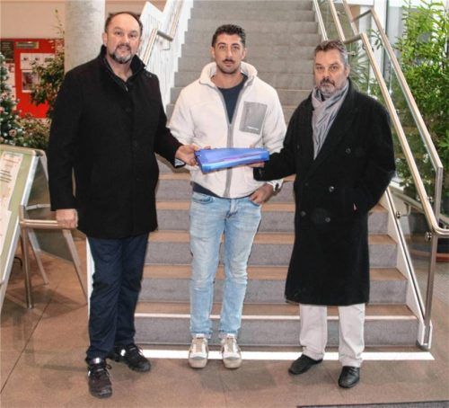 Reicht’s für einen Bürgerentscheid? (Von links) Thomas Eglseder, Ferdinand Pfeifer undDr. Michael Rath, die drei Sprecher der Bürgerinitiative N.O.T. Kolbermoor, haben am gestrigen Freitag die gesammelten Unterschriften im Rathaus übergeben. Foto Riediger