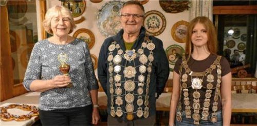 Reingard Mirbek, Richard Wimmer und Isabella Ehling (von links) „regieren“ bei der FSG Kraiburg.Foto Bachmaier