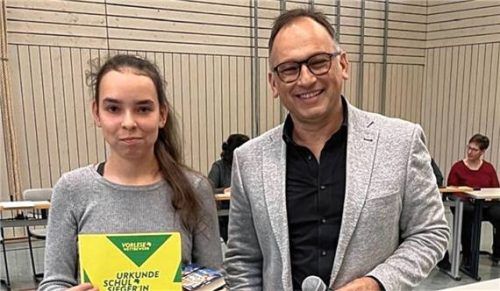 Rektor Claudius Rychlik und Joleen Bäcker (links), die Siegerin des Vorlesewettbewerbes. Foto  Stettner