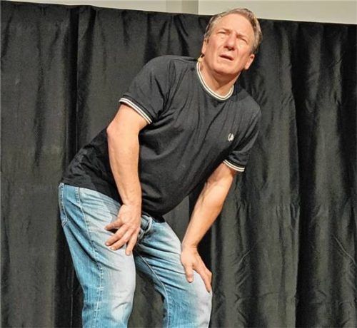 Robert Palfrader mit seinem Programm „Allein“ auf der Bühne der Bruckmühler Kulturmühle.Foto fuchs