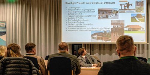 Rohrdorfs Bürgermeister Simon Hausstetter (Mitte) wurde zum zweiten Mal zum Vorsitzenden der Arbeitsgemeinschaft Leader gewählt. Foto Thomae