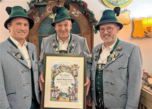Rudi Angermaier (Mitte) wurde zum Griabinga-Ehrenmitglied ernannt. Vorsitzender Claus Reiter und Zweiter Vorsitzender Michael Stein überreichten ihm die höchstmögliche Auszeichnung des Trachtenvereins Hohenaschau. Foto H.Reiter