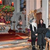 Rorate-Messe bei Kerzenschein bringt Gläubige zusammen