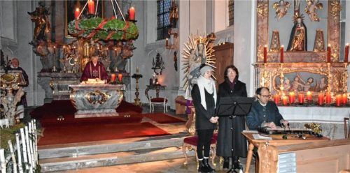 Ruhestandspfarrer Josef Kreuzpointner stimmte auf das Weihnachtsfest ein. Familie Ritter sorgte für musikalische Untermalung.Foto Wunderlich