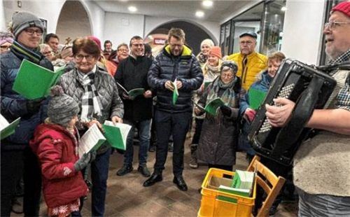Rund 100 Menschen besingen gemeinsam die Weihnachtszeit mit dem ehemaligen Volksmusikpfleger Ernst Schusser und Eva Bruckner. Foto  Stadt Mühldorf
