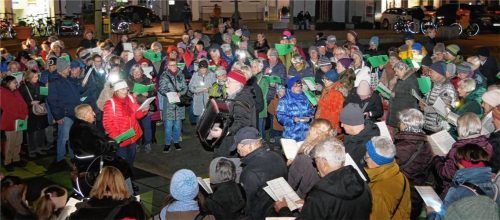 Rund 300 Menschen kamen beim OVB-Weihnachtssingen zusammen, um am Salzstadel gemeinsam Weihnachtslieder zu singen.Fotos Peter