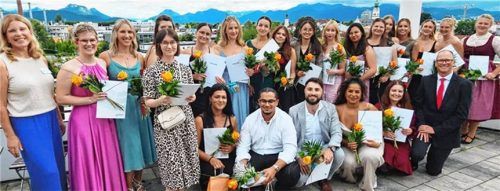 Rundum strahlende Gesichter – der erste staatlich geprüfte Abschlussjahrgang der Romed-Berufsfachschule für Anästhesie- und Operationstechnische Assistenten mit Klassenleitung Heidi Kaupel (links) und Schulleiter Lutz Krüger (vordere Reihe, Erster von rechts). Foto romed kliniken