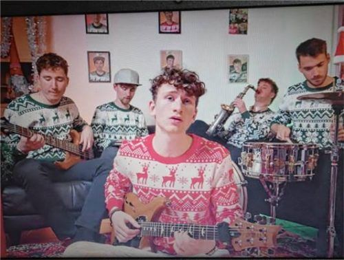 Sänger Danny Shelton (vorne) und seine Band mit jungen Musikern aus der Region. Foto Friedrich