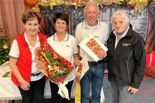 SAK-Leiterin Gabi Sander (links) und Margit Heger (rechts) ehrten Karin Stöckl und Barth Sigl mit Auszeichnungsspangen. Foto Neuwirth
