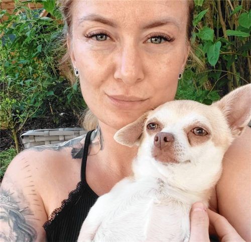 Samantha Pöschl und ihre Hündin Kyra: Fünf Jahre waren sie getrennt, jetzt sind sie wieder vereint. Foto privat