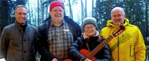 Sangen mit den Waldkraiburgern im Stadtpark: (von links) Robert Pötzsch, Ernst Schusser, Eva Brucker und Thomas Lainer. Foto  Fischer