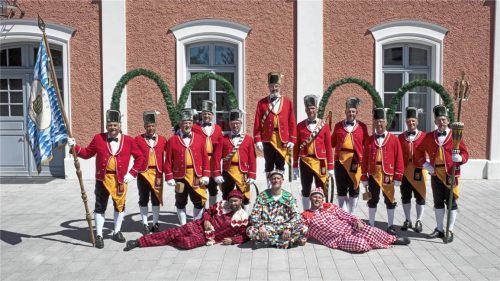 Schäfflermeister, Reifenschwinger, Vortänzer, Schlusstänzer, Fasslklopfer und Kasperl freuen sich auf viele Termine. Foto Hornsteiner