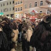 Perchtenlauf mit Masken und Glocken in der Innenstadt