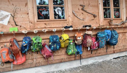 Schleching hat in seiner jüngsten Sitzung über die Zukunft der Ganztagsbetreuung, die Haushaltspläne der Kindergärten und die Mittagsbetreuung 2025/2026 beraten. Das Foto zeigt die Rucksackablage im Waldkindergarten. Foto Wunderlich