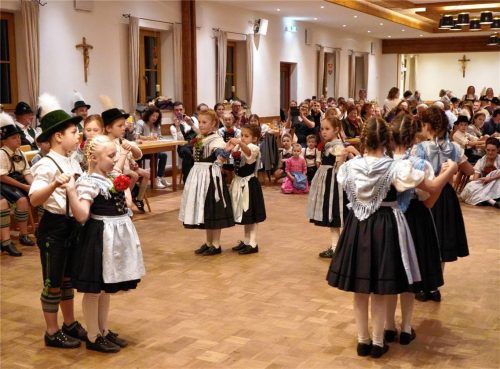Schon der Nachwuchs des Trachtenvereins Almröserl zeigte, mit wieviel Leidenschaft und Ernsthaftigkeit alle Mitglieder bei der Sache sind. Fotos almröserl