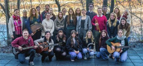 Schüler und Lehrer der FOSBOS Wasserburg geben gemeinsam ein Konzert.Foto Dietrich