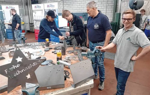 Schüler versuchten sich unter Anleitung von Erich Bis als Metallbauer. Fotos Maier