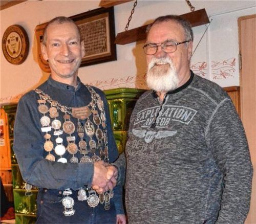 Schützenmeister Paul Baumgärtner (rechts) gratuliert dem neuen Schützenkönig Ludwig Fischer. Foto rampl