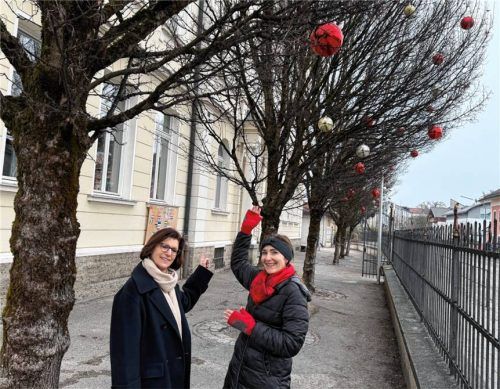 Schulleiterin Hiltrud Volpert (links) und Elternbeiratsvorsitzende Claudia Vodermaier sind sich einig: Die bunten Weihnachtskugeln an den Bäumen im Schulhof sollen noch bis zum Ende der Weihnachtsferien hängen bleiben. Foto Kotter