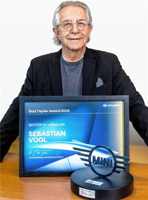 Sebastian Vogl mit den 2025 gewonnenen Awards.