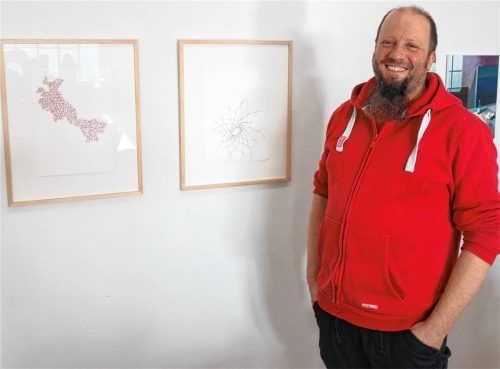 Seine filigranen Linien lässt Christian Heß mit Tusche und Feder in Zeitlupentempo wachsen. Foto Friedrich