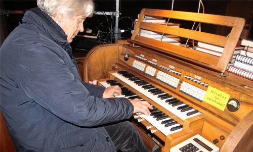 Seit 58 Jahren dick eingepackt in der Christmette an der Orgel: Jürgen Doetsch.Fotos  Poll