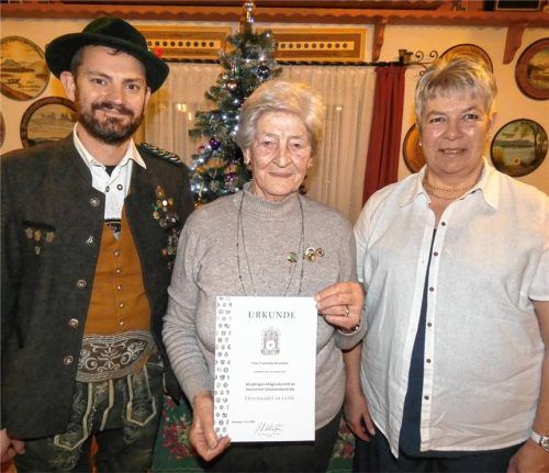 Seit 60 Jahren Mitglied beim Deutschen Schützenbund (DSB) und beim Bayerischen Sportschützenbund (BSSB) ist Franziska Bruckner. Der Erste Gauschützenmeister Andreas Wimmer und die Erste Schützenmeisterin der SG Erlstätt, Andrea Huber, gratulierten ihr herzlich. Fotos Markus Müller